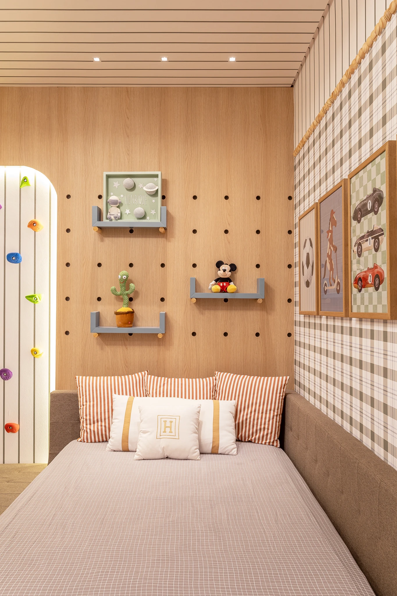 Painel em MDF com prateleiras e cama planejada