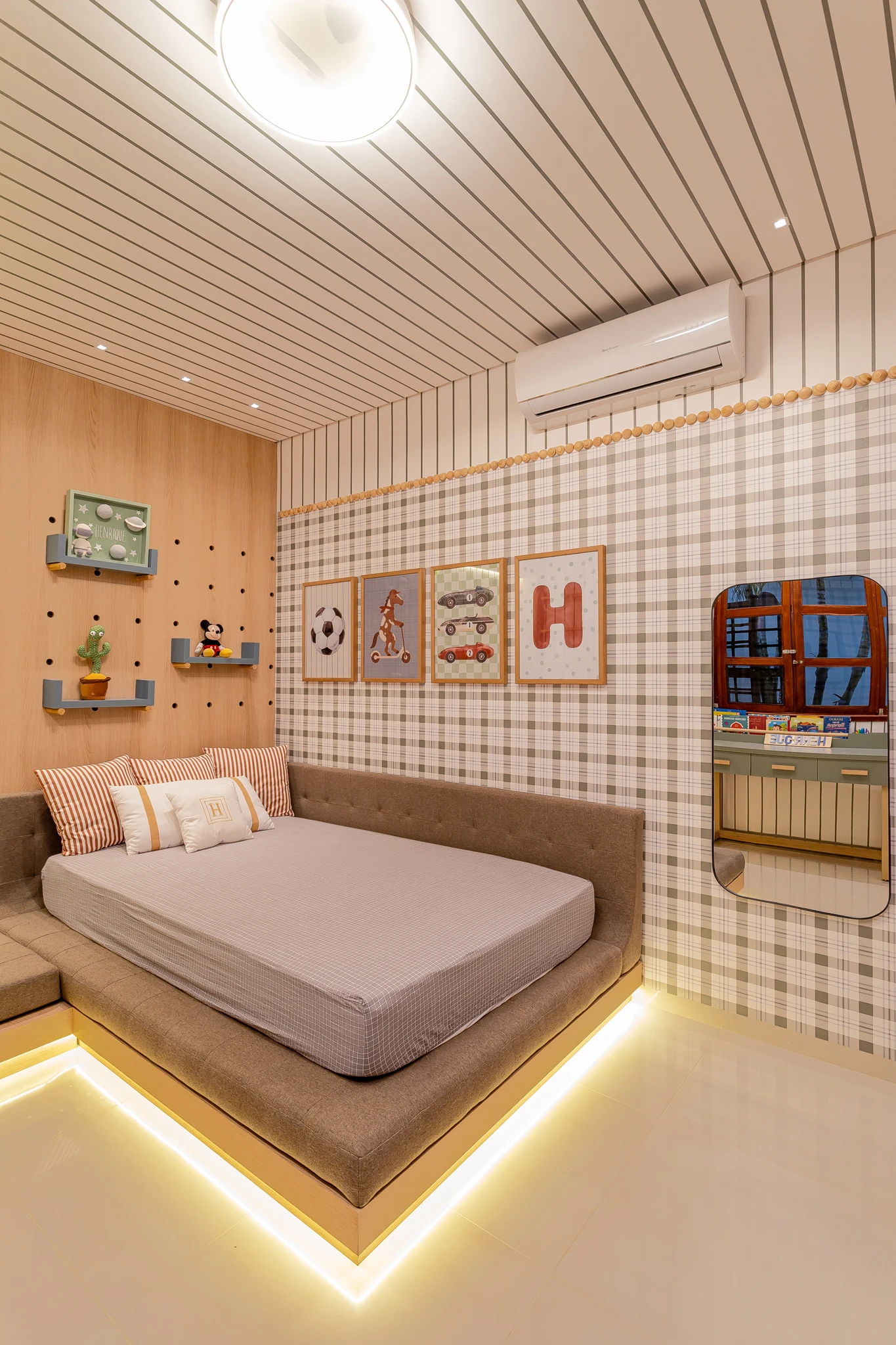 Cama planejada com base iluminada e painel em MDF