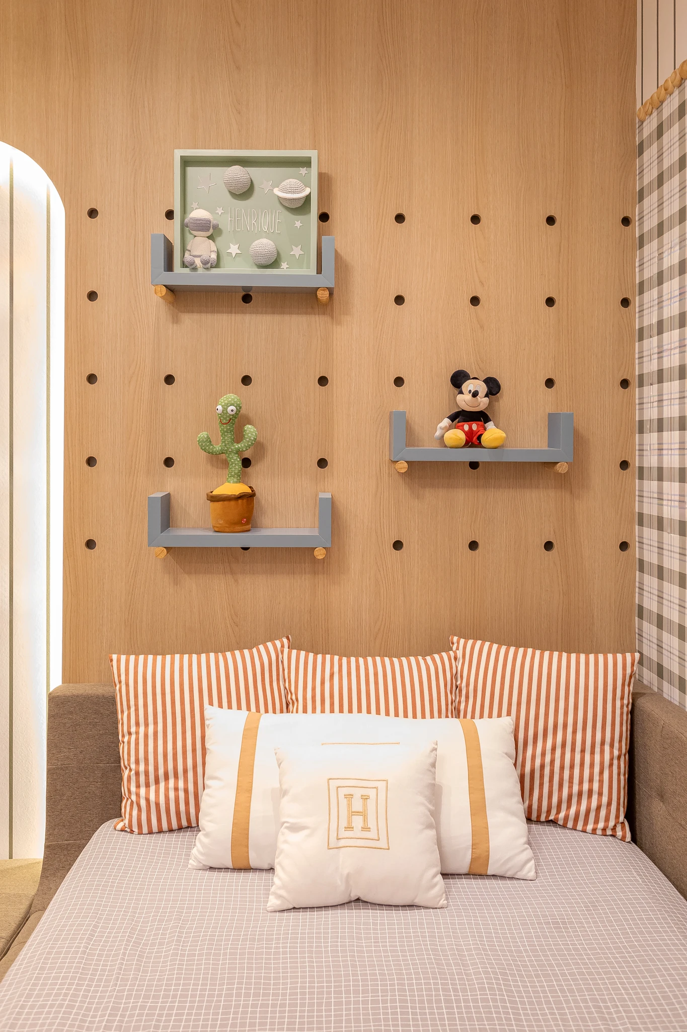 Detalhe do painel e prateleiras no quarto infantil